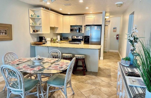 Ilexhurst Condo | Island Beach Club 21 - Anna Maria Island - Condo 2 Bedroom/2 Bath gulf front , maximum occupancy of 4 people.