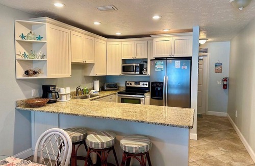 Ilexhurst Condo | Island Beach Club 21 - Anna Maria Island - Condo 2 Bedroom/2 Bath gulf front , maximum occupancy of 4 people.