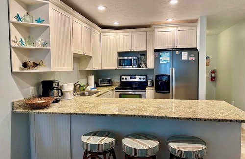 Ilexhurst Condo | Island Beach Club 21 - Anna Maria Island - Condo 2 Bedroom/2 Bath gulf front , maximum occupancy of 4 people.
