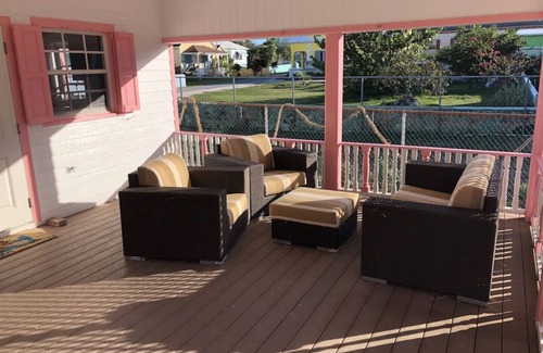 Spanish Wells House | Island Beach cottage, 4 bedroom 3 & 1/2 Bath 2 Minute walk to the Beach