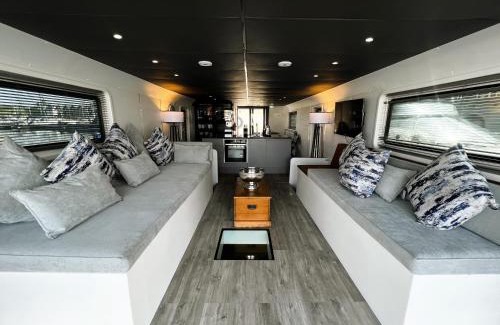 Whippingham Boat Rental | Island Harbour Houseboat