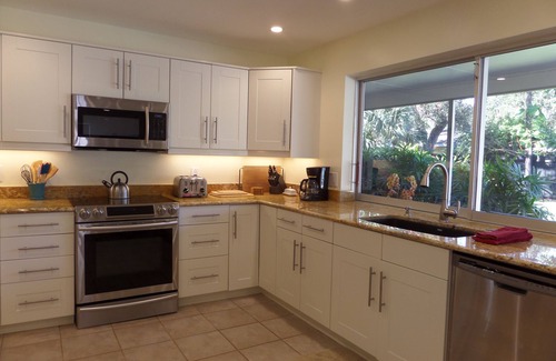 Central Beach House | Island Living, Within Walking Distance To Beach Restaurants Shops Parks Marina