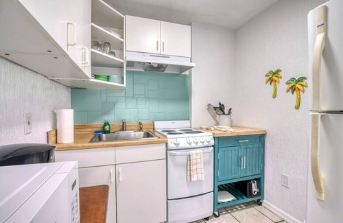 Ilexhurst Condo | Island Vacay -1 Block Walk/quiet street to beach