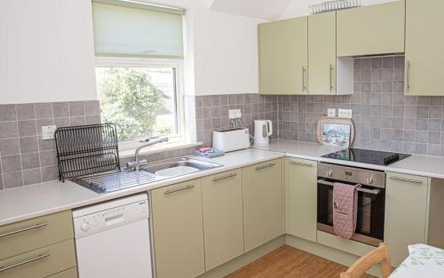 Bantham Apartment | Island View at White Horses, Bantham, South Devon - with glorious sea views