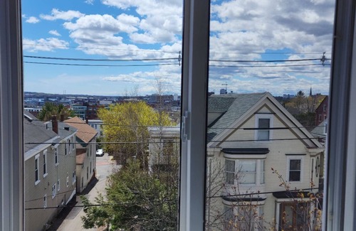 Munjoy Hill Apartment | Island View House BnB Self Check-in # 3/Free Parking