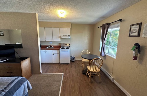 Ucluelet Hotel | Island West Resort