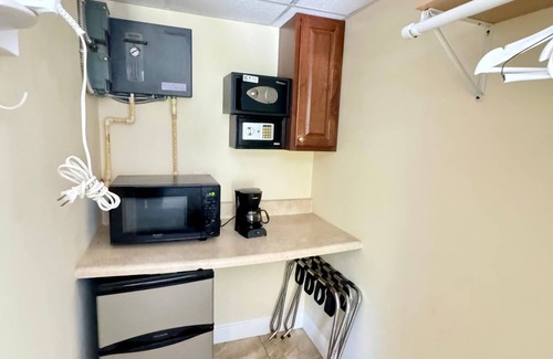 Wilton Manors Apartment | Islands Inn on the Drive - Panorama Suite - Queen Bed - A3