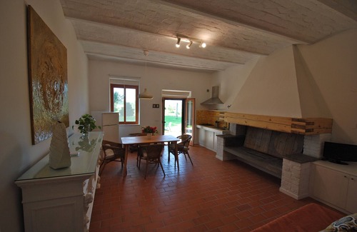 Montorsaio Apartment | Tuscan farmhouse between nature and contemporary art