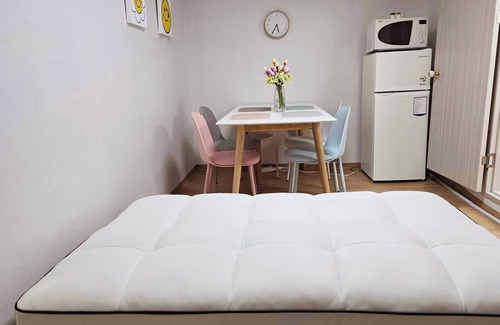 Sindang-dong House | It's a kozy stay where you feel K-culture including traditional Korean markets.