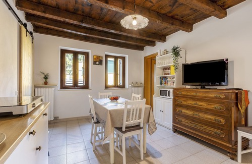 Sant'Ambrogio di Valpolicella Apartment | Apartment "Casa Dal Vecio Carli" with Balcony, Garden & Wi-Fi