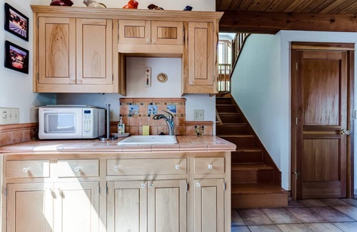 Eugene House | Italian Villa Guest Home 3 Miles to UO & Autzen Near Wine Country