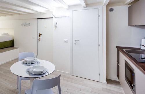 Magenta Apartment | Italianway - The B Village Standard - M6