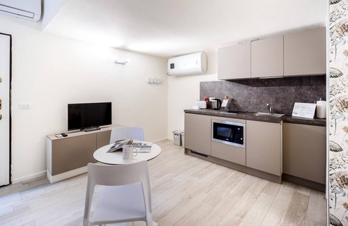 Magenta Apartment | Italianway - The B Village Standard - 01