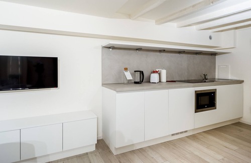 Magenta Apartment | Italianway - The B Village Standard