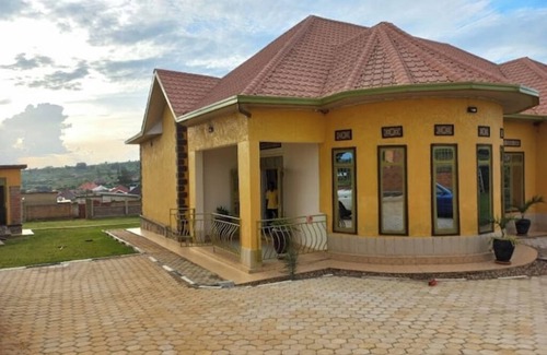 Kinazi House | Itangiriro by Iwacu Stays – 4BR Nyamata Home