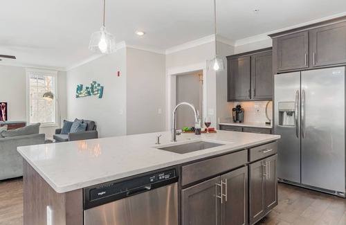 West End Cottage | Ivory - Private Porch - Walk to Centennial Park