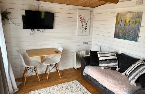 Wainhouse Corner Apartment | Ivy Rose Cabin No Hot Tub
