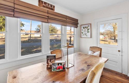 Mooringsport House | Ivy Southern Magnolia House With Porch Swing