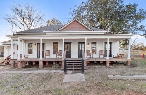 Mooringsport House | Ivy Southern Magnolia House With Porch Swing