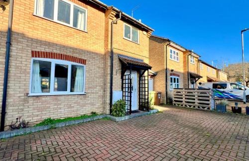 Peterborough House | J&J stays 5 bedroom detached house in Peterborough with parking