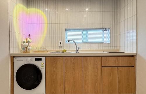 Seogyo-dong Apartment | J-STAY Hongdae, 5 minutes walk from Hongdae Entrance Station, 2-room, free luggage storage, remodeled, Art Seoul, washer & dryer
