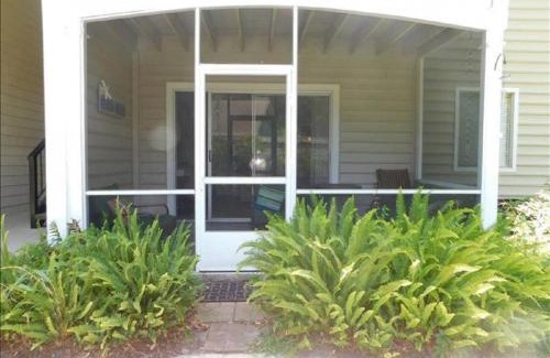 Demere Park House | J15 lovely village area condo sleeps 6 comfy very nicely furnished screened in porch