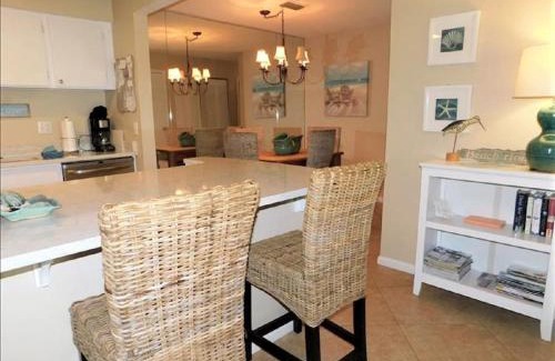 Demere Park House | J15 lovely village area condo sleeps 6 comfy very nicely furnished screened in porch