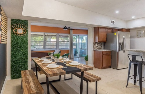 Northeast Orlando House | jacuzzi & games + close to dwtn, disney, & parks!