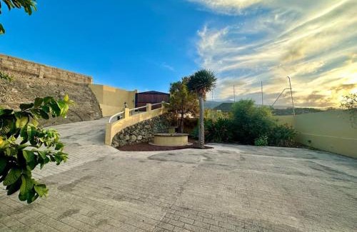 La Mancha House | Jacuzzi Oasis: Space & Comfort