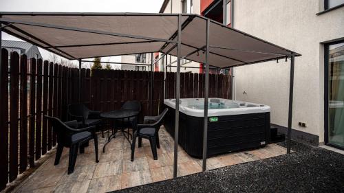 Tractorul Apartment | Jacuzzi Oasis Suite
