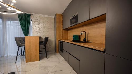 Tractorul Apartment | Jacuzzi Oasis Suite