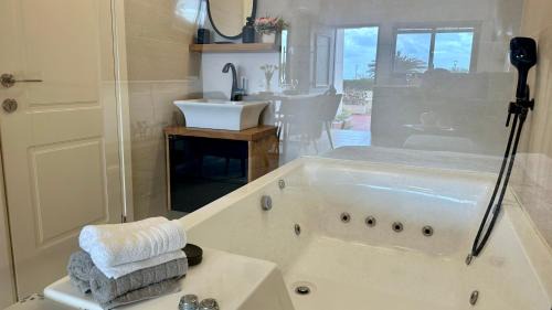 Nahariya Apartment | Jacuzzi, Pool & Sunset by the Sea