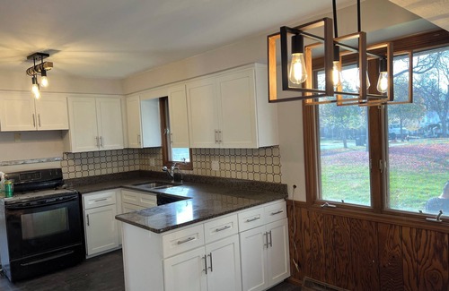 University Heights House | Jacuzzi! Spacious 4-bedroom 3-full Bath house with WiFi and AC near Beachwood