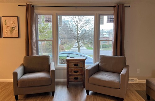 University Heights House | Jacuzzi! Spacious 4-bedroom 3-full Bath house with WiFi and AC near Beachwood