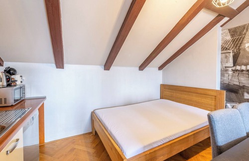 Smichov Apartment | Janáčkovo nábřeží - Riverside Residence