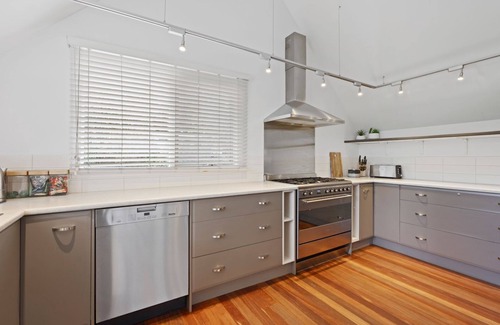 Merrijig House | Jarrah Lodge - Sleeps 10 - Merrijig