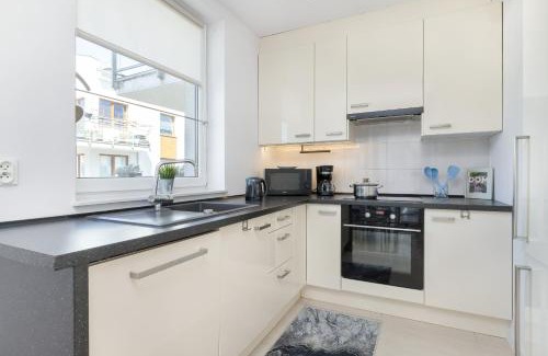 Pogorze Apartment | Jasny & Przestronny Apartament z Balkonem i Parkingiem by Rent like home