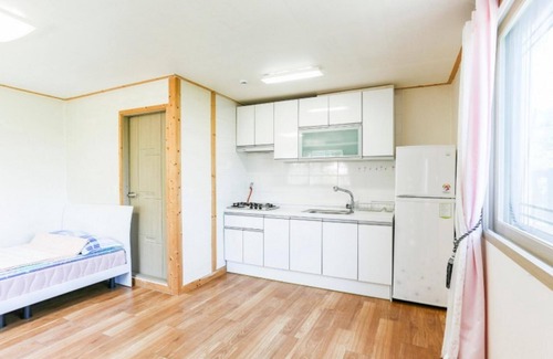 Jecheon House | Jecheon Haereul Pumeun Dal Pension