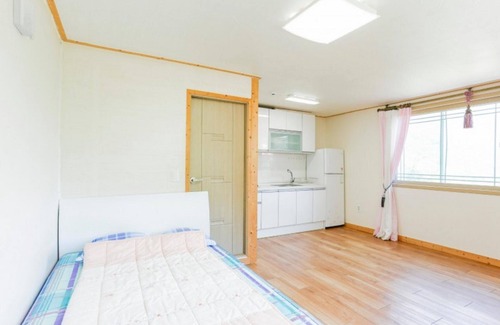 Jecheon House | Jecheon Haereul Pumeun Dal Pension