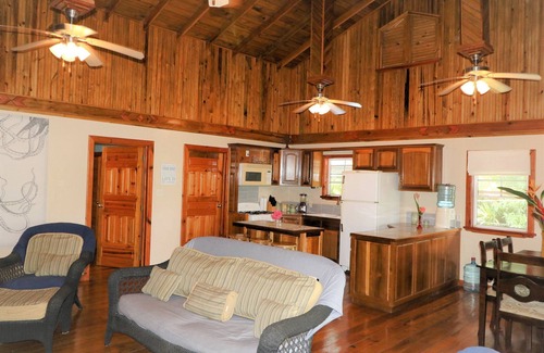Isla de Utila House | Jerico Place : In Town 3 Bedroom home on a paved drive!