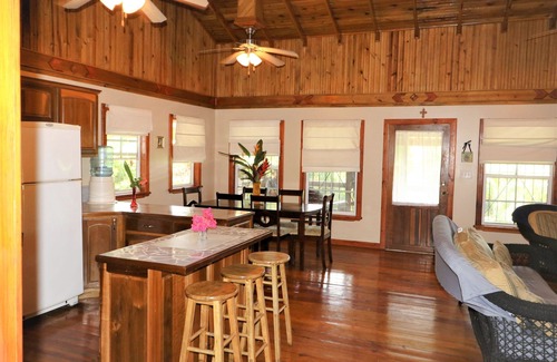 Isla de Utila House | Jerico Place : In Town 3 Bedroom home on a paved drive!