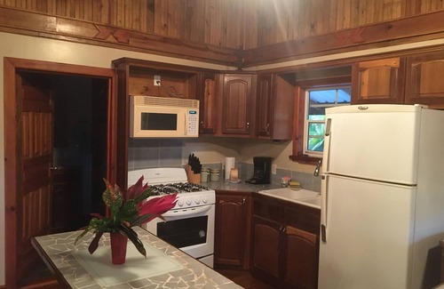 Isla de Utila House | Jerico Place : In Town 3 Bedroom home on a paved drive!