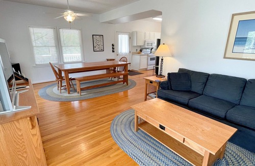 Ocracoke House | Jetts House: Dog friendly home in private location