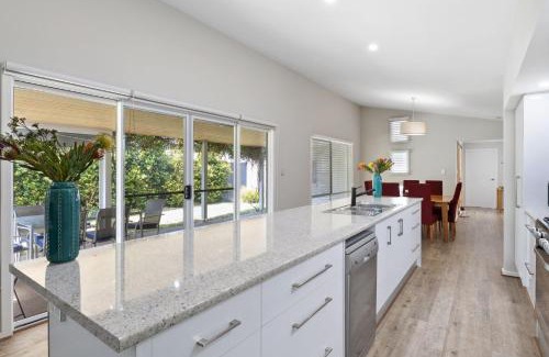 Normanville House | Jetty Road Holidays - 33 Jetty Road