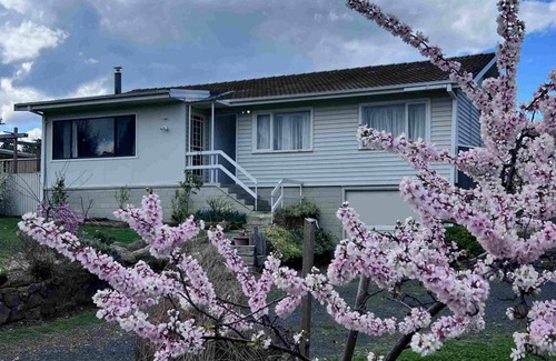 Jindabyne House | Jindaburra Cottage with wood fire