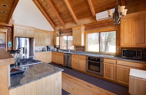 Sisters House | JJ Ranch 40 acres 5 bdrm 3 bath private pool, sauna, soaking tub Mountain Views