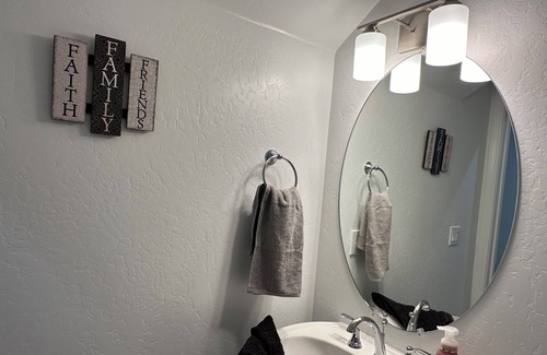 Visalia House | Joel’s dream casita Charming 3-bedroom house with AC and WiFi in Visalia La a q