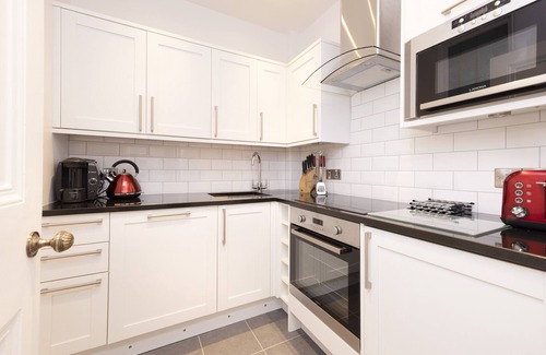 Old Town Apartment | JOIVY Charming 2-Bed Flat Near Edinburgh Castle