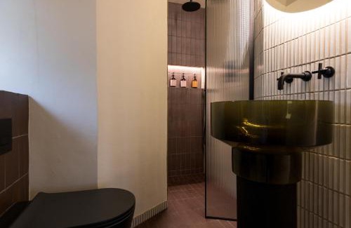 West End House | JOIVY Contemporary Cottage with Free Parking