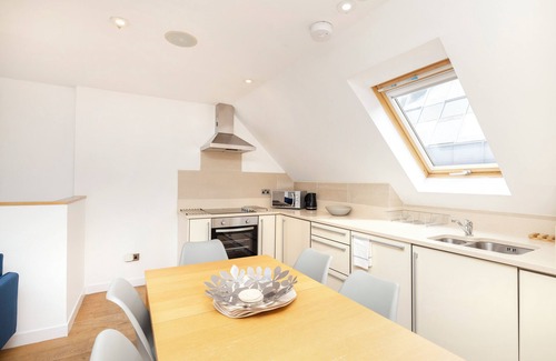 West End Apartment | JOIVY Quiet Mews Street Apartment in the Heart of Edinburgh